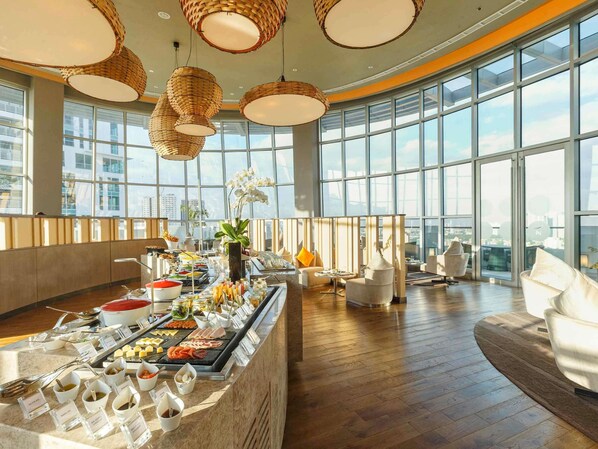 3 restaurantes; se sirven desayunos, comidas, cenas y brunch