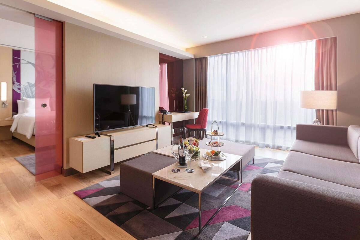Suite exécutive, 1 très grand lit | Literie hypoallergénique, minibar, coffre-fort, bureau