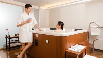 Espace de soins pour les couples, bain à remous, soins d'aromathérapie