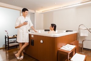 Couples treatment room(s), hot tub, aromatherapy, hot stone massages