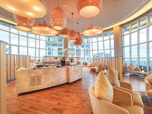 3 restaurants, breakfast, lunch, dinner served; international cuisine  - Novotel Manila Araneta City Hotel (Quezon City)