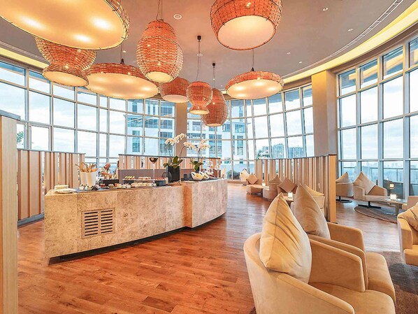 3 ห้องอาหาร, บริการอาหารเช้า อาหารกลางวัน อาหารเย็น, อาหารนานาชาติ