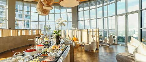 3 restaurantes; se sirve desayuno, almuerzo y cena; cocina internacional