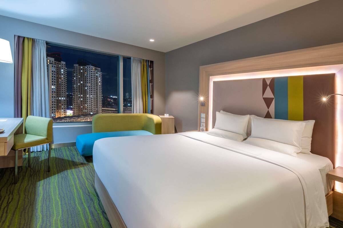 Chambre exécutive, 1 très grand lit | Literie hypoallergénique, minibar, coffre-fort, bureau