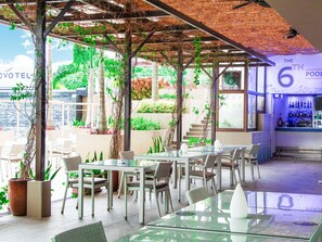 Vue sur la piscine, sert le déjeuner et le dîner