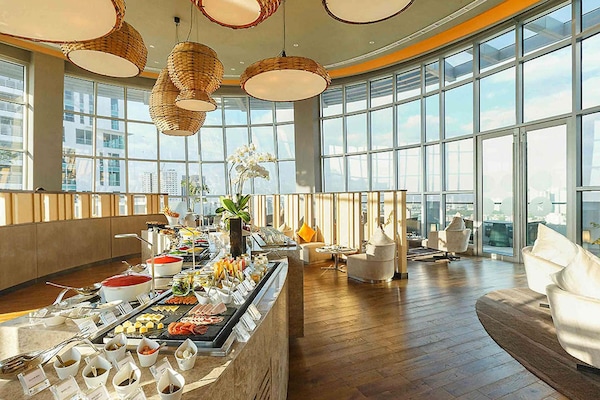 3 restaurants, breakfast, lunch, dinner served; international cuisine