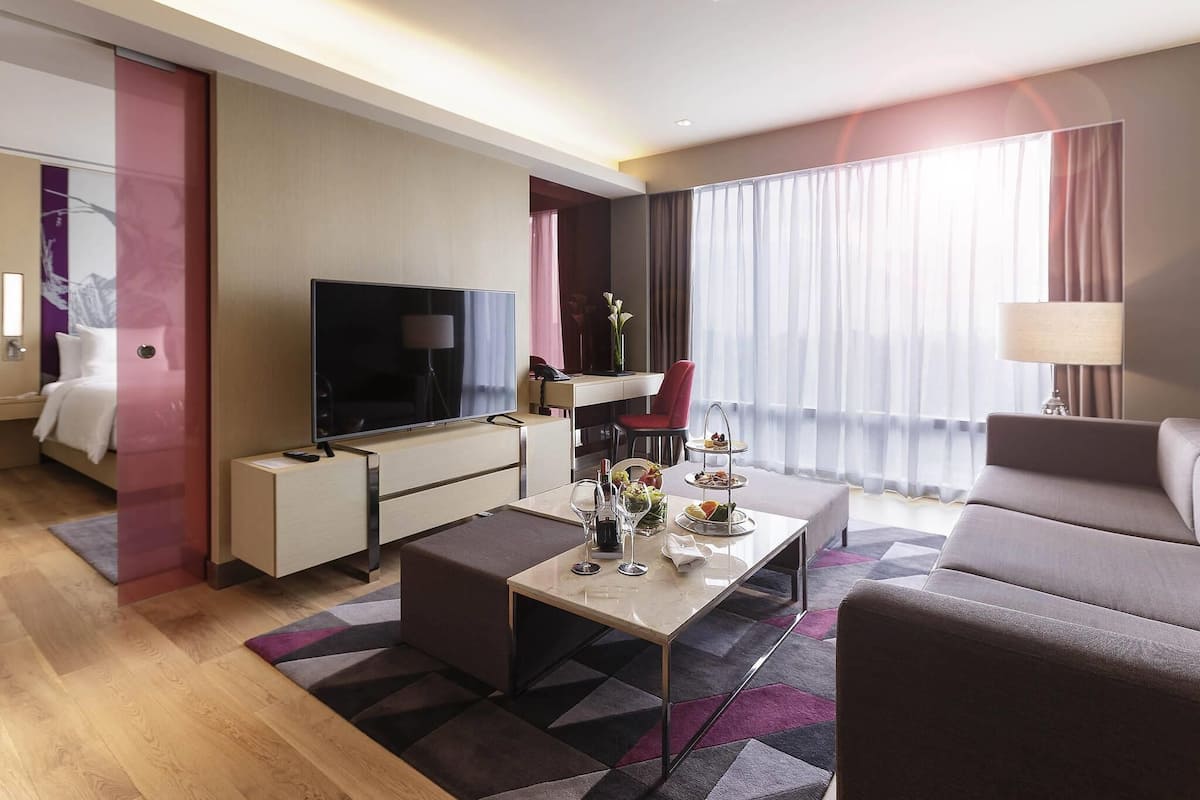 Suite Eksekutif, 1 Tempat Tidur King | Seprai antialergi, minibar, dan brankas