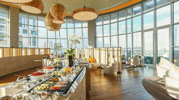 3 restaurants; breakfast, lunch, dinner, and brunch served