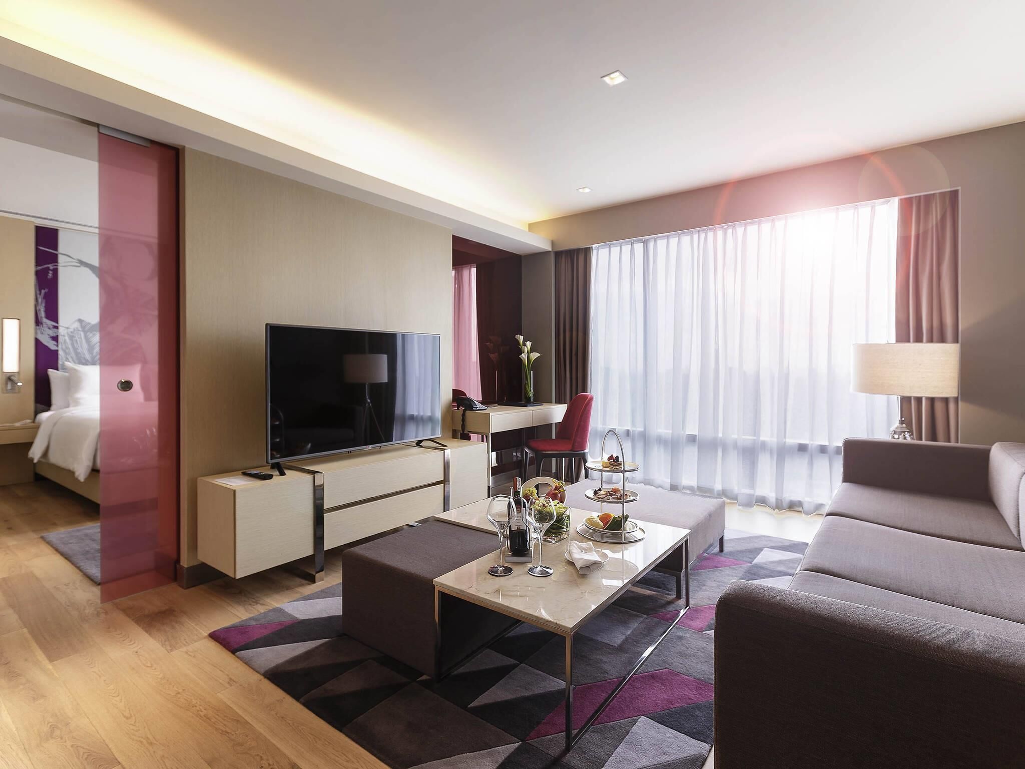 Executive Suite, 1 King Bed | Hypo-allergenic bedding, minibar, in-room safe, individually furnished