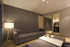 Executive Suite, 1 King Bed | Living room