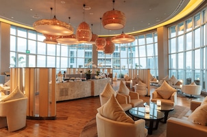 3 restaurantes; se sirve desayuno, almuerzo, cena y brunch