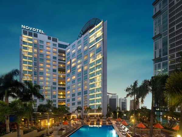 2 outdoor pools, open 6:00 AM to 10:00 PM, pool cabanas (surcharge) - Novotel Manila Araneta City Hotel (Quezon City)