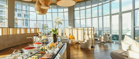 3 restaurants, breakfast, lunch, dinner served; international cuisine