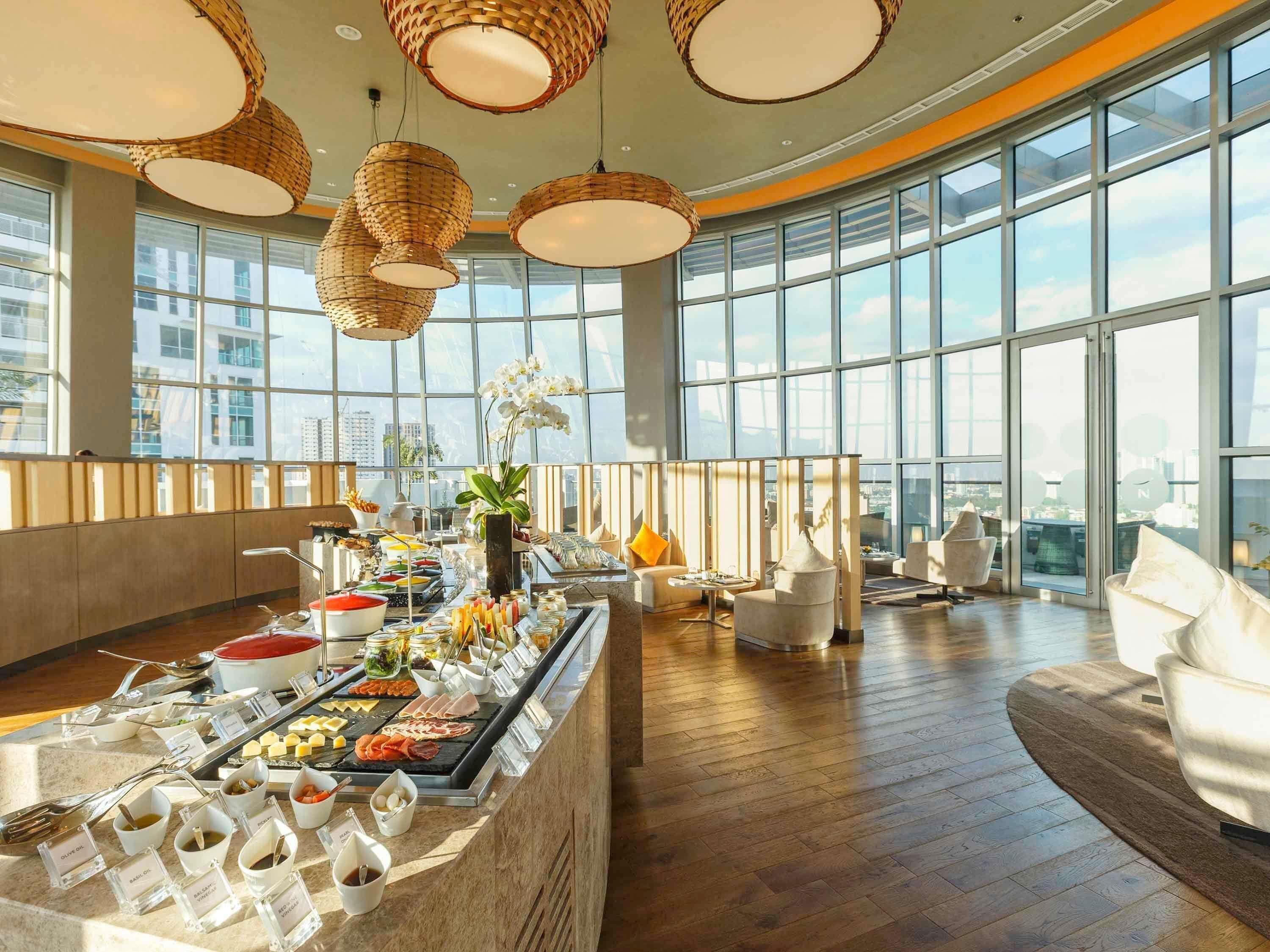 3 restaurants; breakfast, lunch, dinner and brunch served 