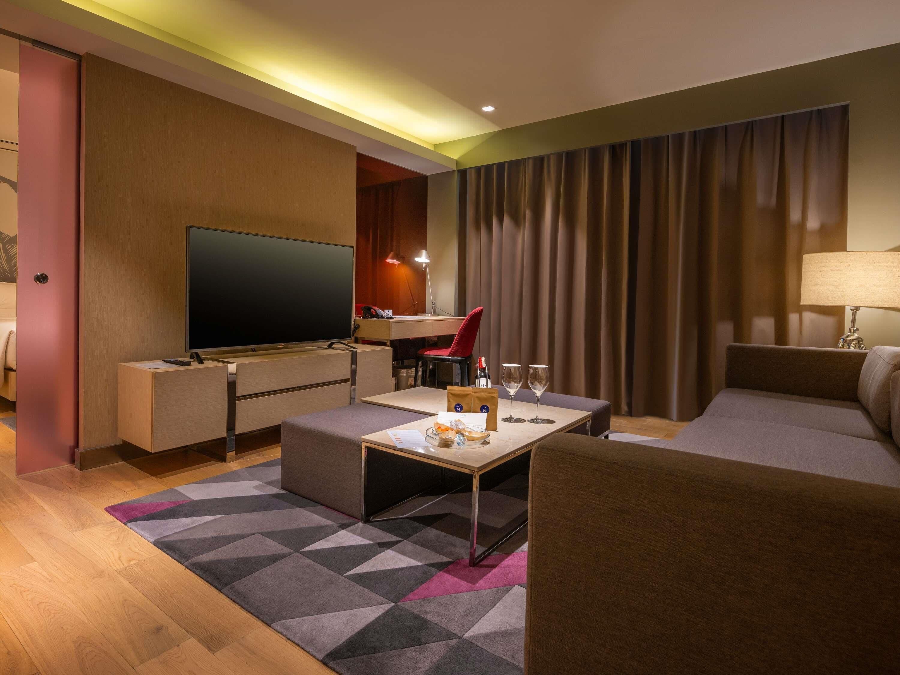 Executive Suite, 1 King Bed | Hypo-allergenic bedding, minibar, in-room safe, individually furnished