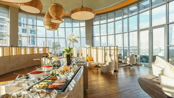 3 restaurants; breakfast, lunch, dinner and brunch served