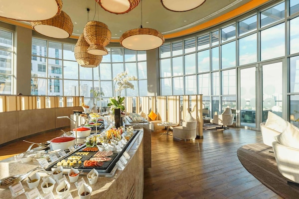 3 restaurantes; se sirve desayuno, almuerzo y cena; cocina internacional