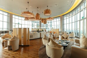 3 restaurantes, se sirven desayunos, comidas y cocina internacional