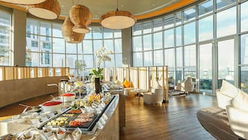 3 restaurants, breakfast, lunch, dinner served; international cuisine