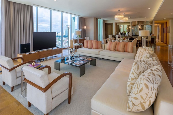 Peralatan tempat tidur hipoalergenik, bar mini, peti besi dalam bilik