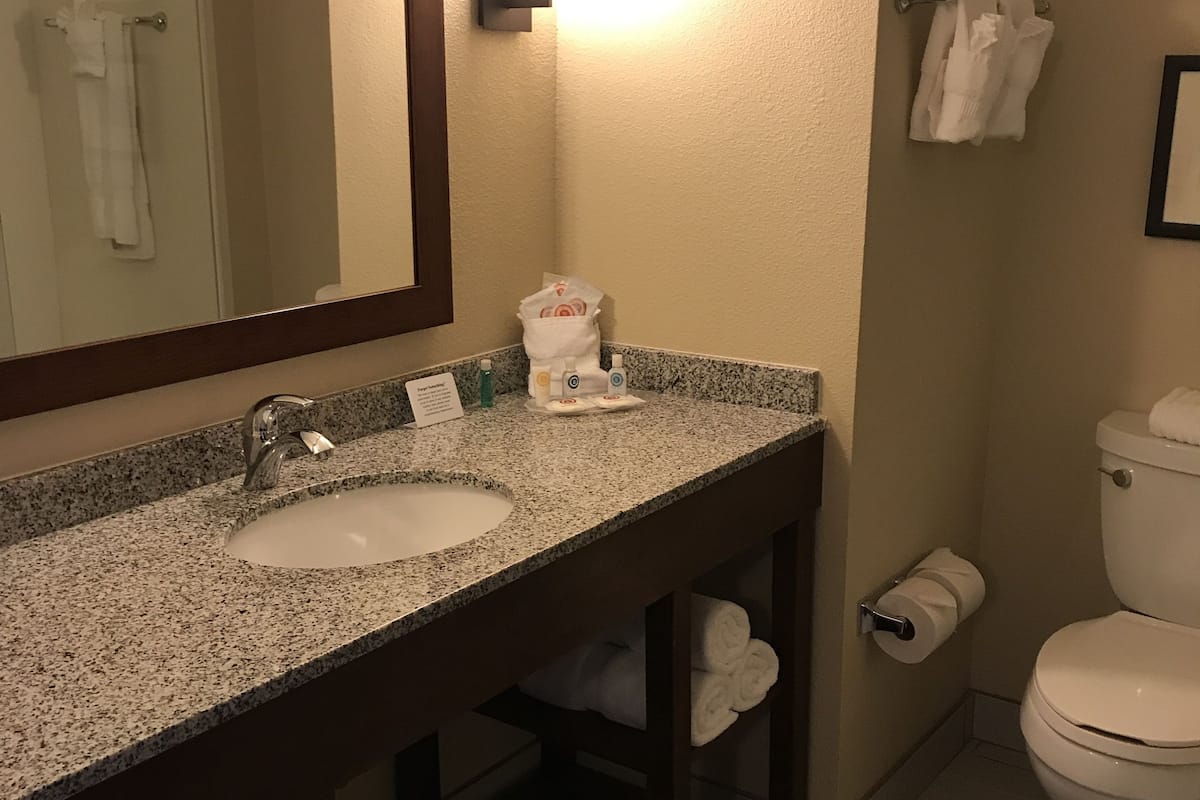 combined shower/bathtub, hair dryer, towels