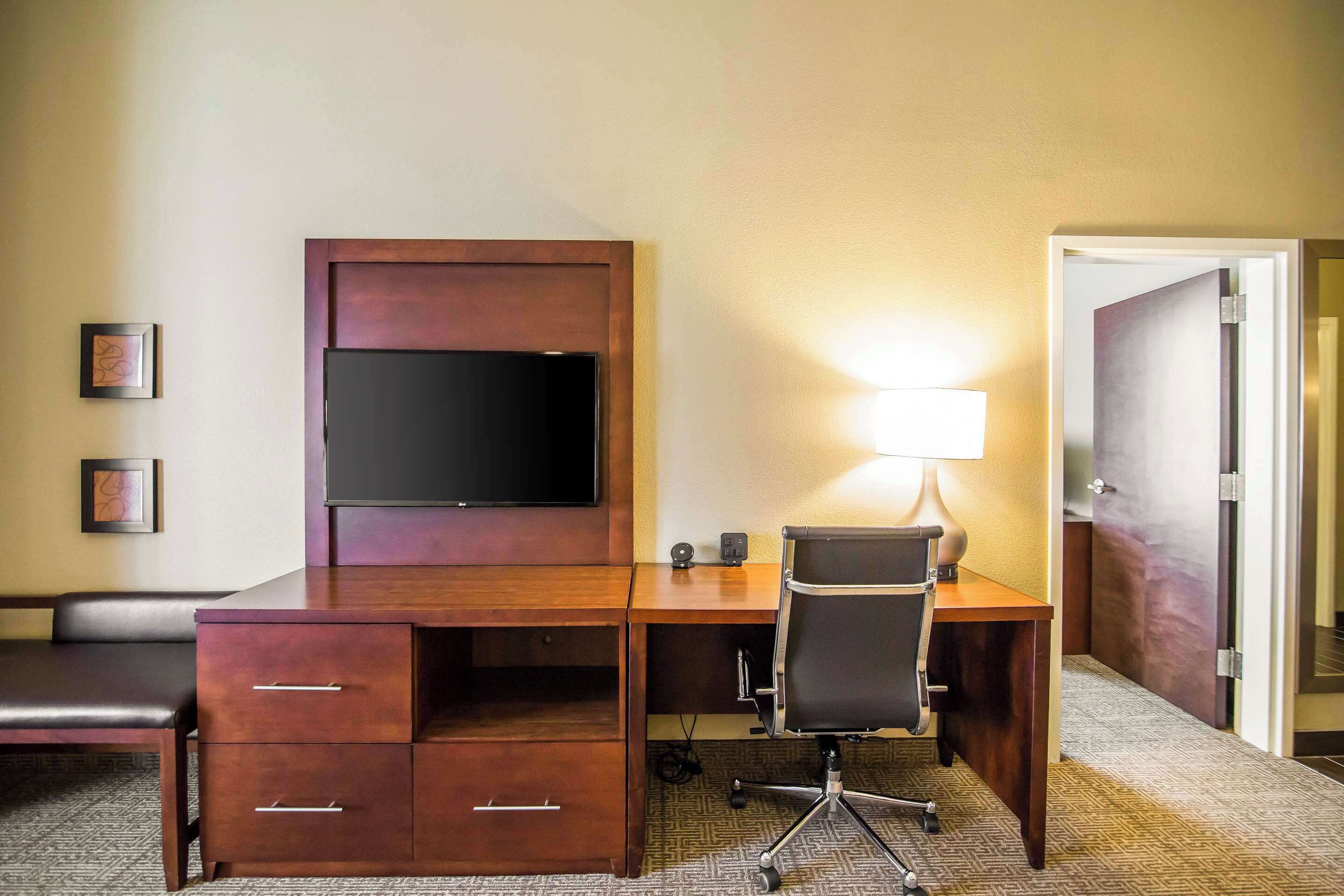 desk, laptop workspace, iron/ironing board, free wifi