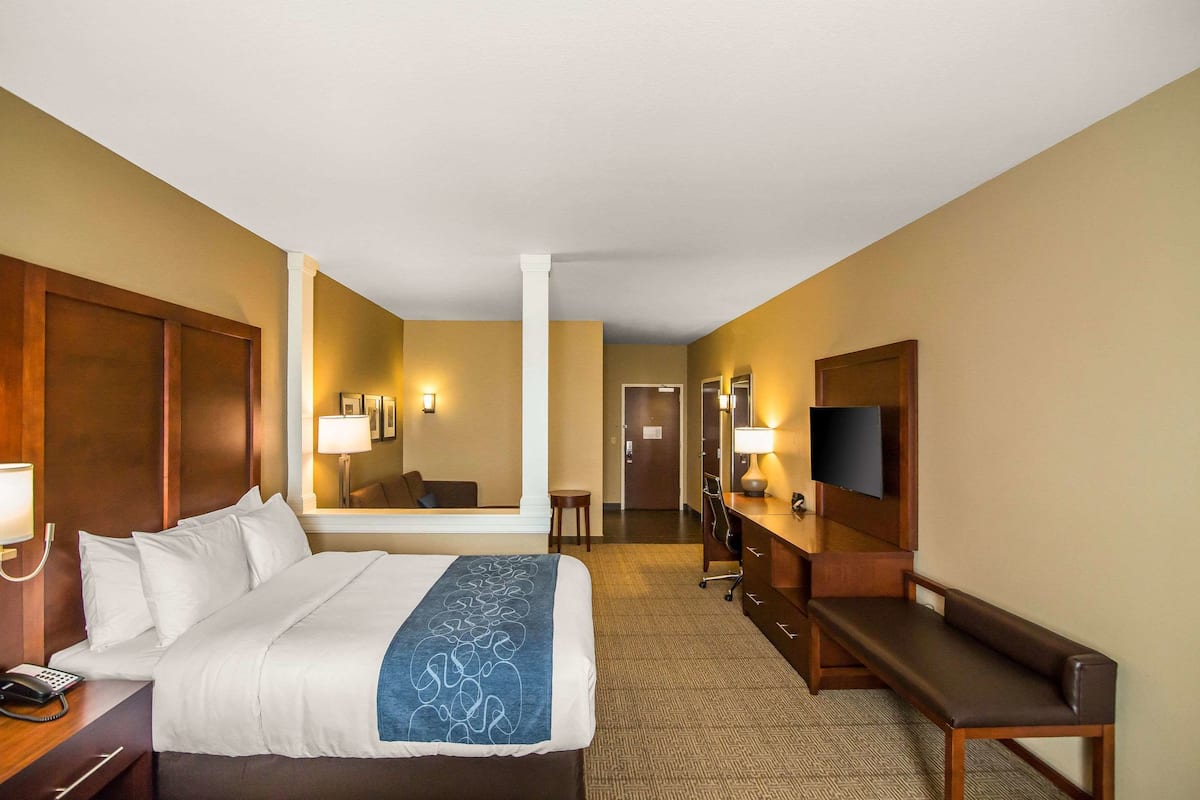 desk, laptop workspace, iron/ironing board, free wifi