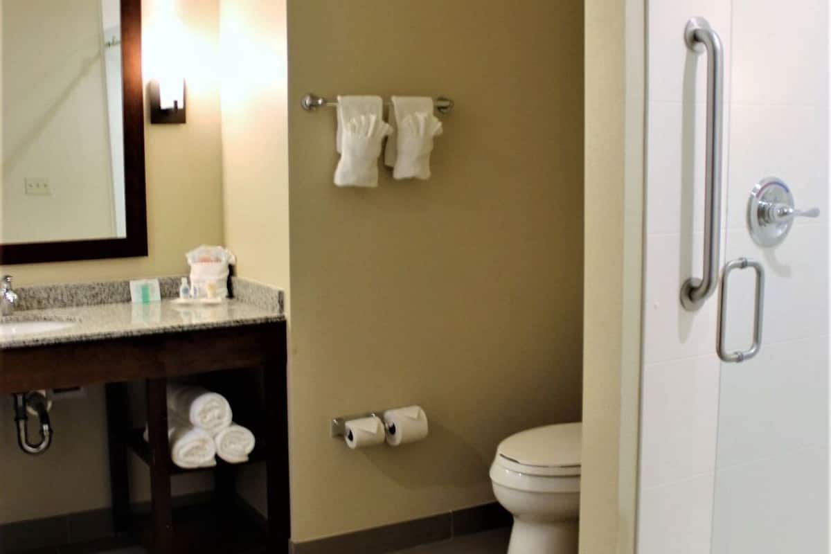 Salle de bain | Ensemble douche/baignoire, sĂšche-cheveux, serviettes fournies