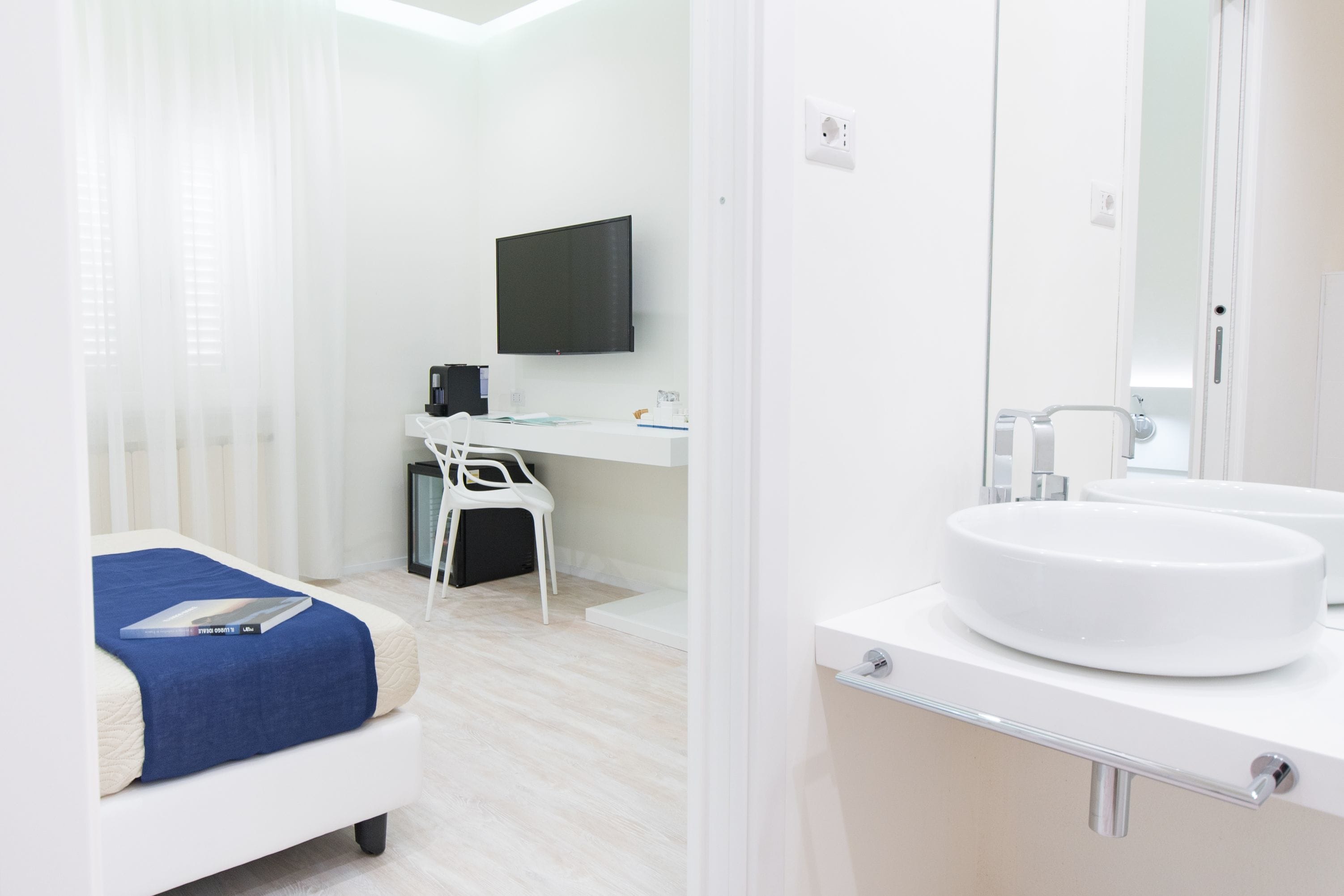 Deluxe Double Room, 1 Bedroom | Bathroom | Shower, hair dryer, bidet, towels
