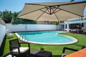 Outdoor pool, pool loungers - Hotel L'Aragosta (Siniscola)