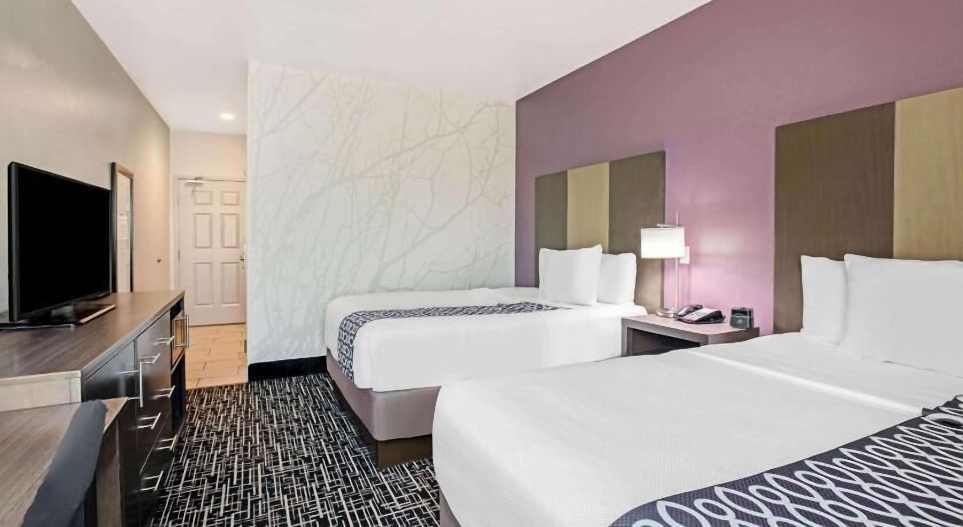 Nệm có lớp đệm bông, bàn, bàn ủi/dụng cụ ủi quần áo 