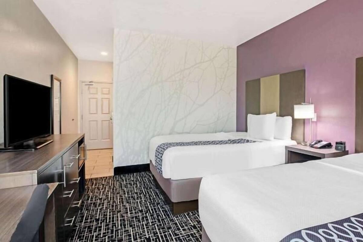 Bäddmadrasser, skrivbord, strykjärn/strykbräda och gratis barnsängar