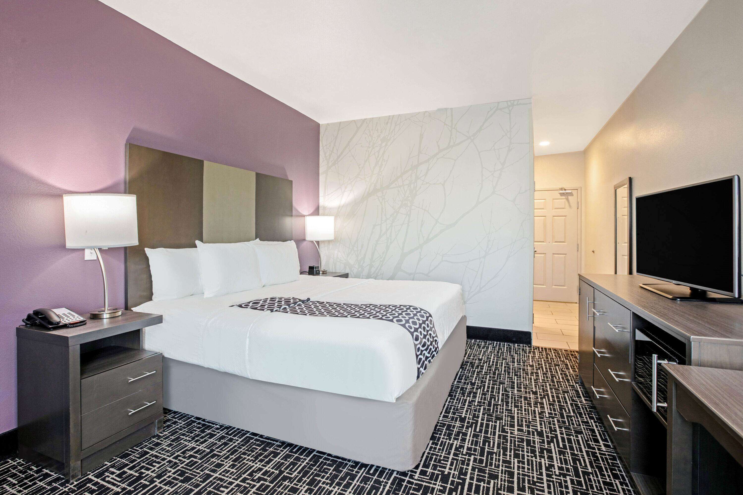 room, 1 king bed, accessible, non smoking (mobility,hearing,roll-in shower) | pillow-top beds, desk, iron/ironing board, free cots/infant beds