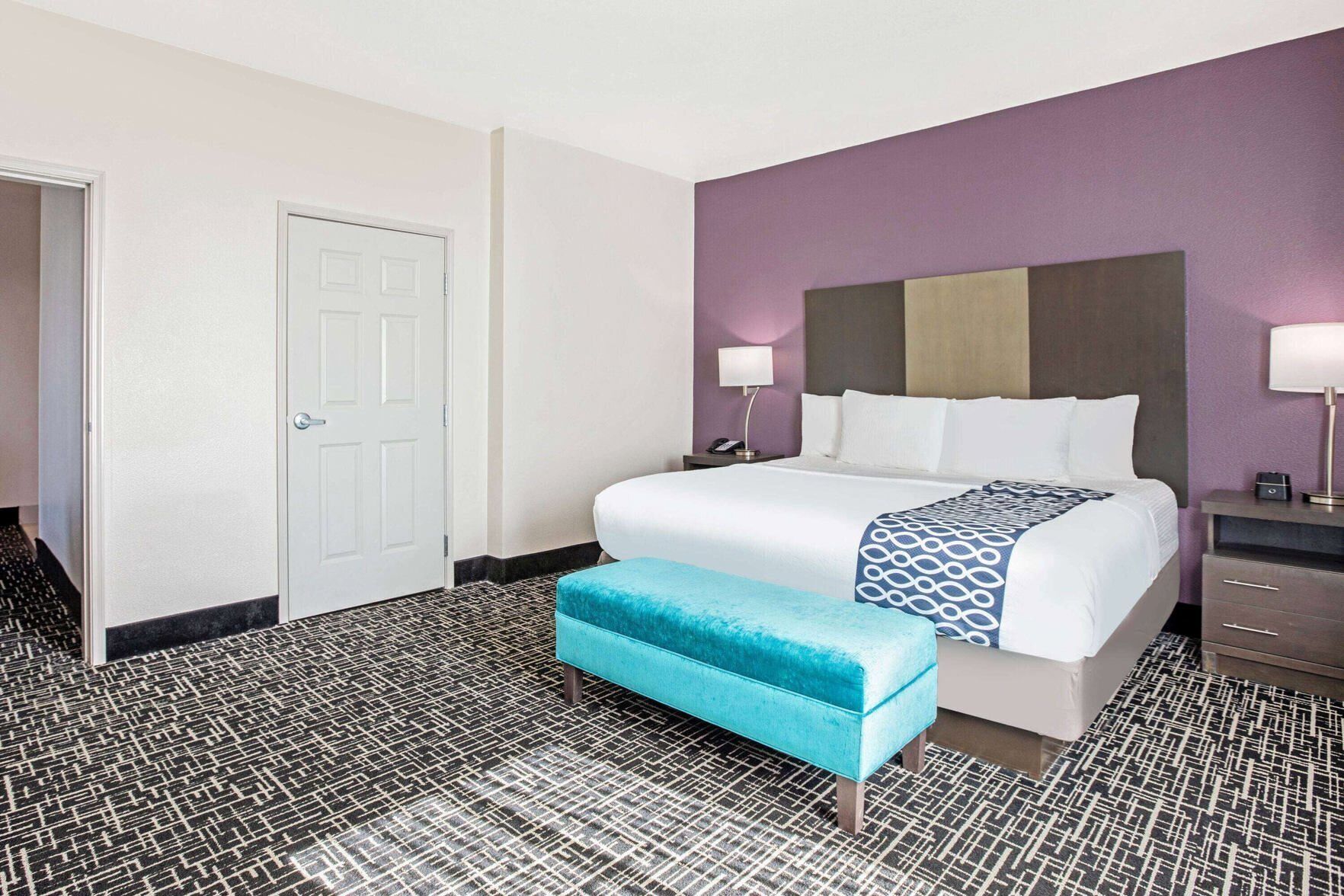 Nệm có lớp đệm bông, bàn, bàn ủi/dụng cụ ủi quần áo 