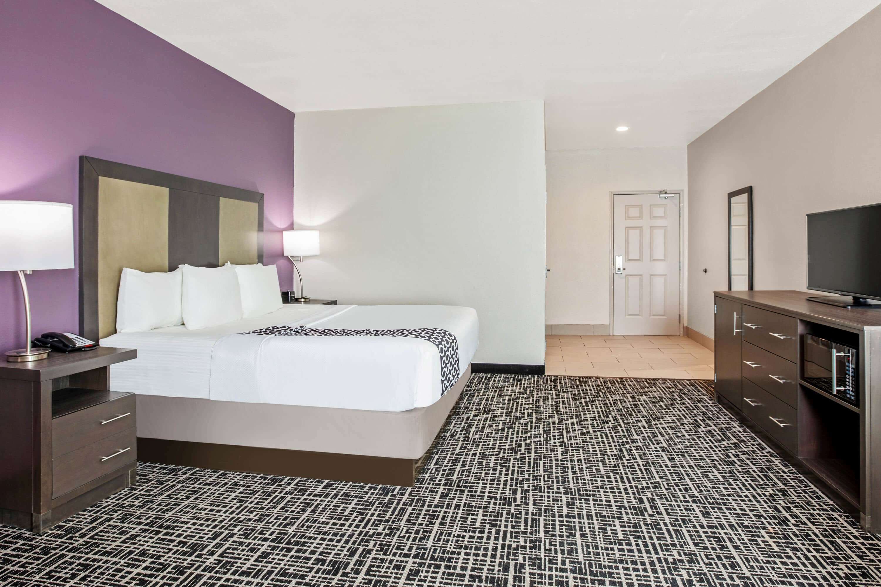 standard room, 1 king bed, non smoking (various views) | pillow-top beds, desk, iron/ironing board, free cots/infant beds