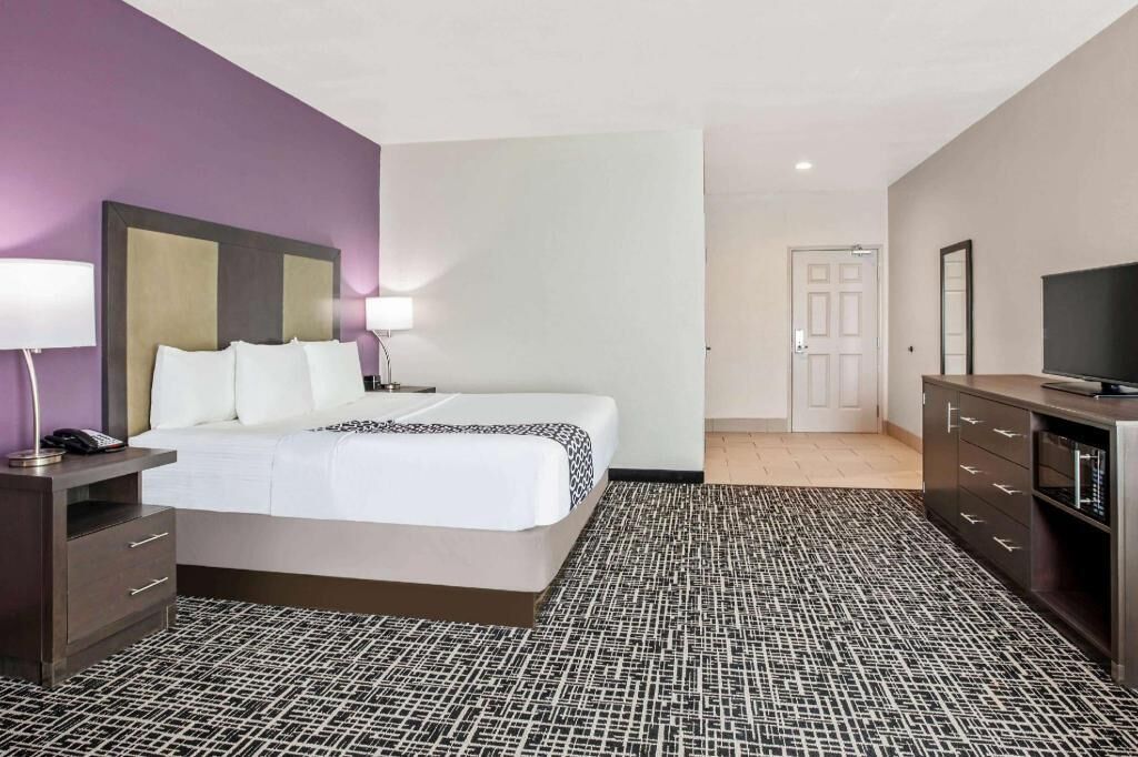 Nệm có lớp đệm bông, bàn, bàn ủi/dụng cụ ủi quần áo 