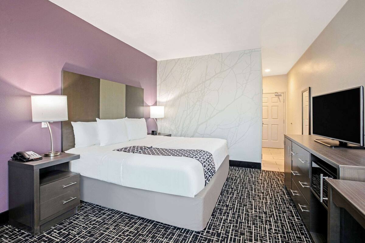 Bäddmadrasser, skrivbord, strykjärn/strykbräda och gratis barnsängar