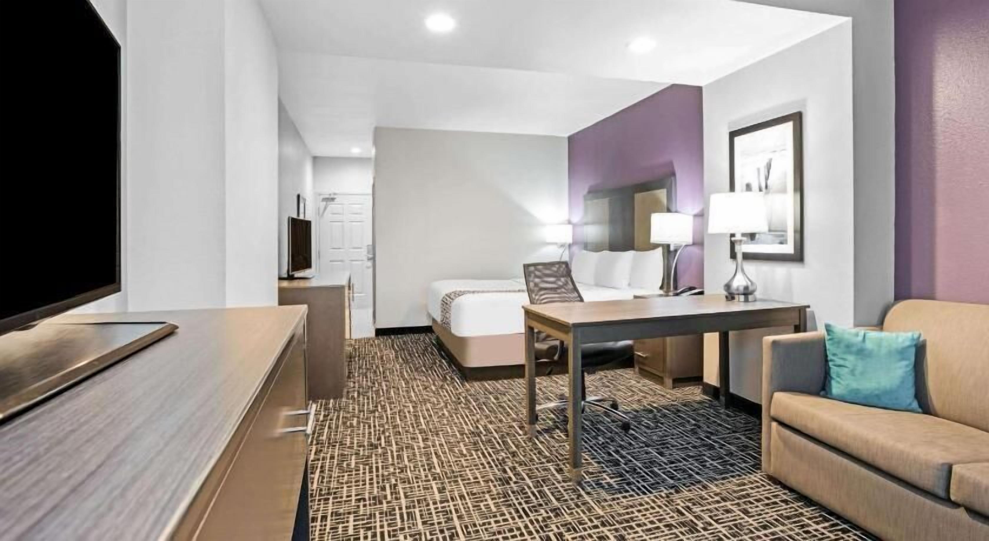 Nệm có lớp đệm bông, bàn, bàn ủi/dụng cụ ủi quần áo 