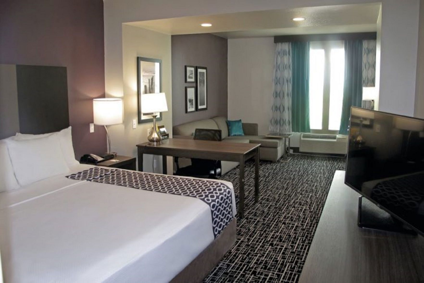 Nệm có lớp đệm bông, bàn, bàn ủi/dụng cụ ủi quần áo 