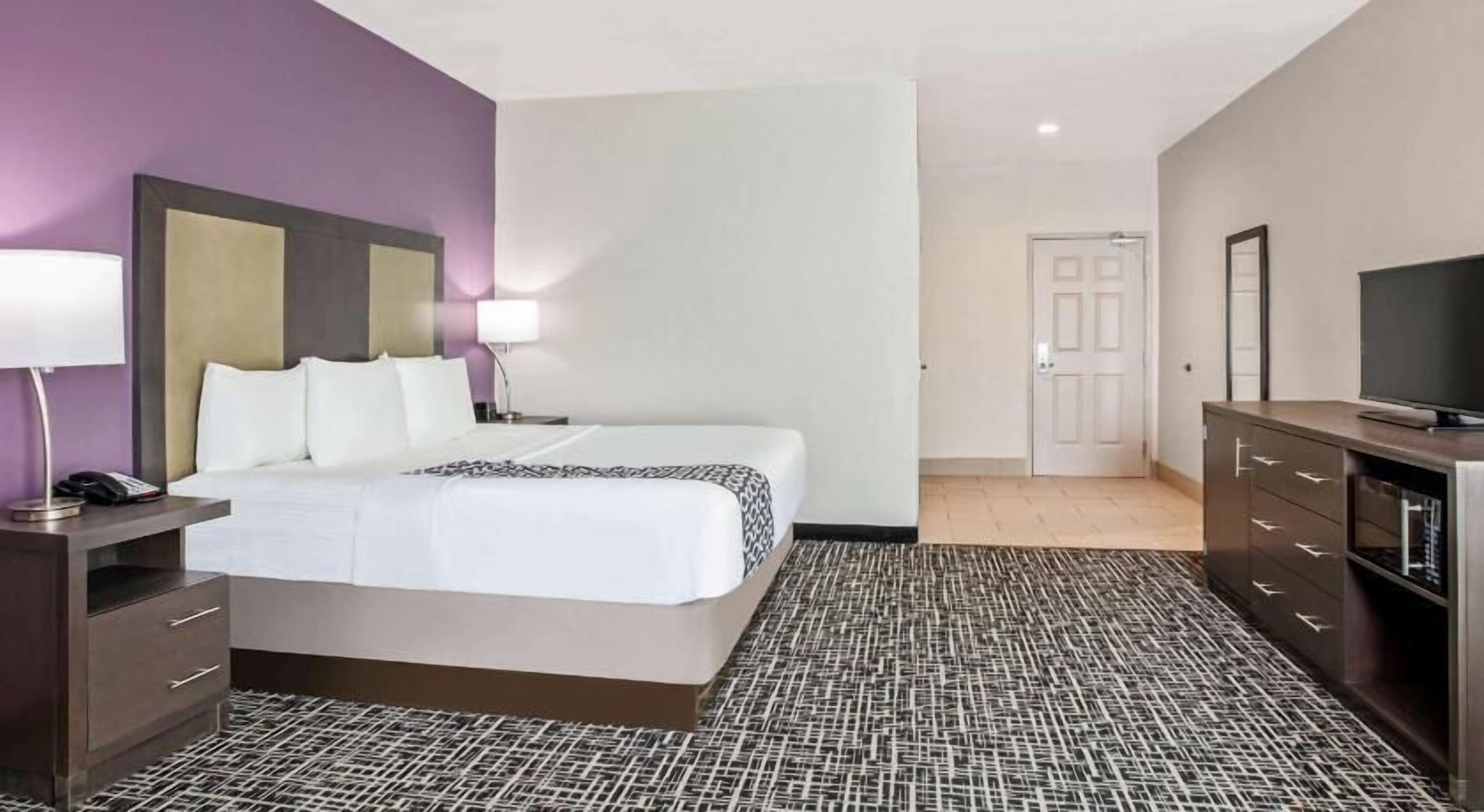 Nệm có lớp đệm bông, bàn, bàn ủi/dụng cụ ủi quần áo 