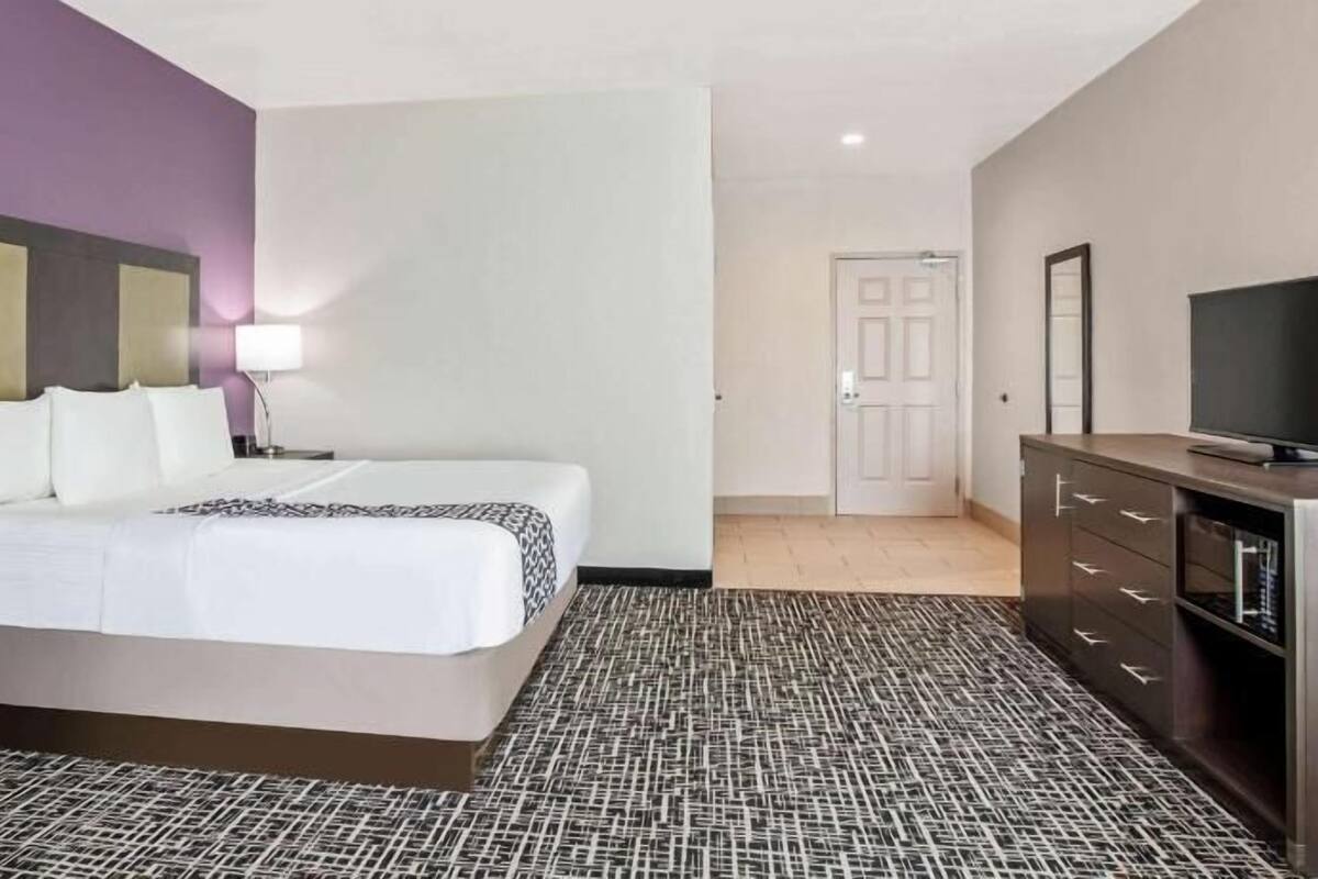 Bäddmadrasser, skrivbord, strykjärn/strykbräda och gratis barnsängar