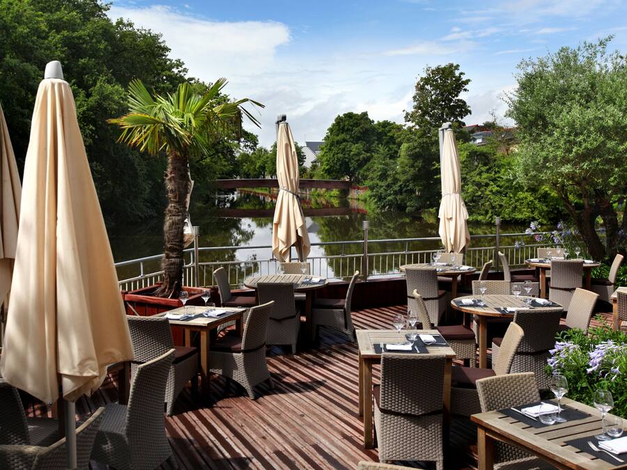 Lunch, dinner served; seafood, al fresco dining