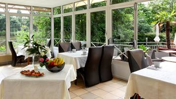 Lunch, dinner served; seafood, al fresco dining