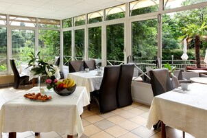 Lunch, dinner served; seafood, alfresco dining 