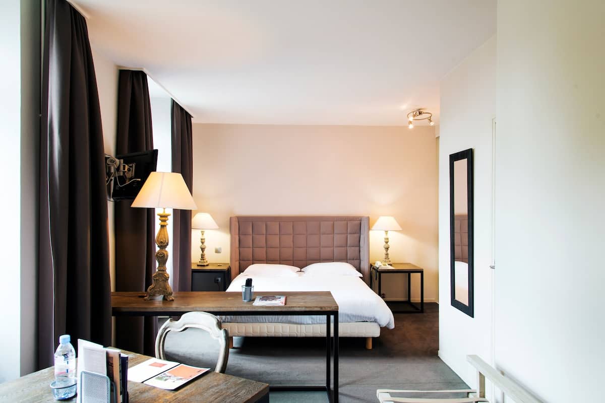 suite | premium bedding, desk, free cots/infant beds, rollaway beds