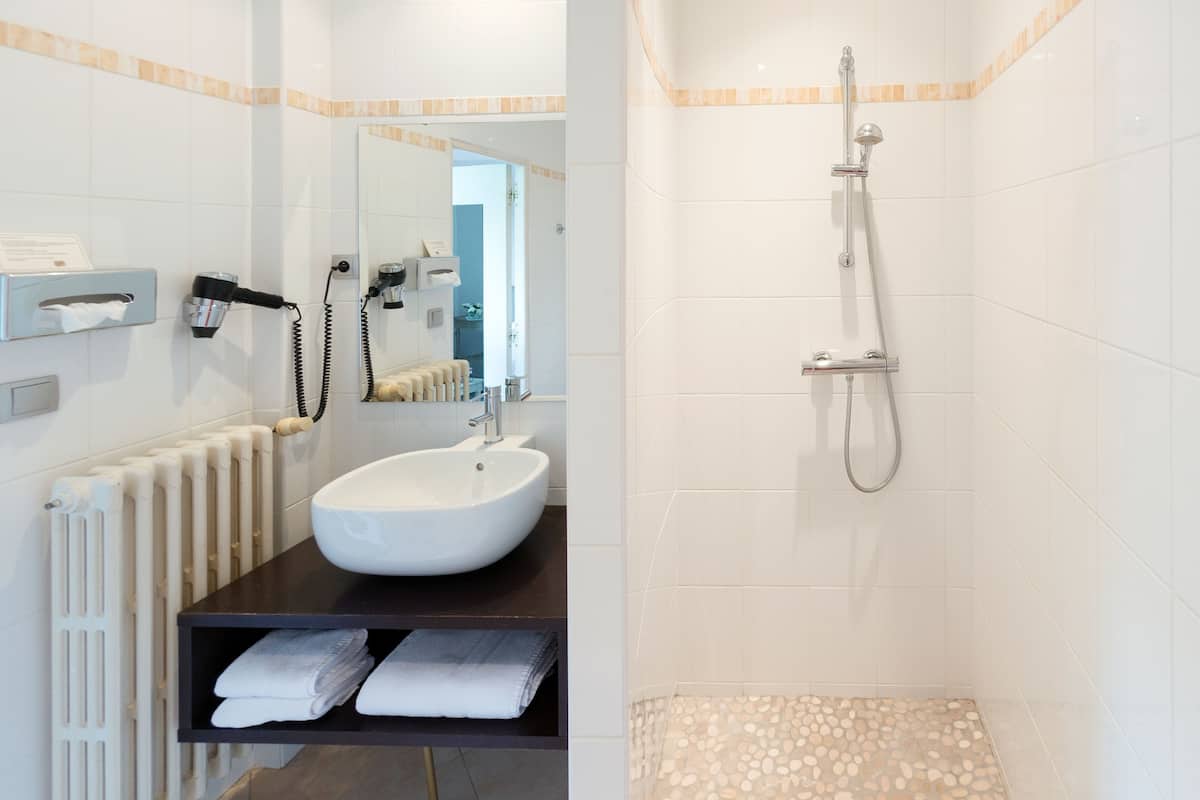 superior double room, canal view | bathroom | bathtub, free toiletries, hair dryer, towels