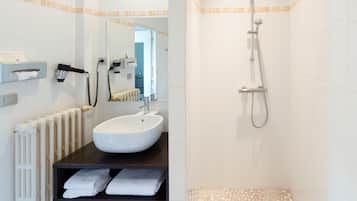 Superior-dobbeltværelse - udsigt til kanal | Badeværelse | Badekar, gratis toiletartikler, hårtørrer, håndklæder