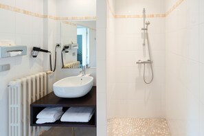 Superior Double Room, Canal View | Bathroom | Bathtub, free toiletries, hair dryer, towels - Le Germinal (Cesson-Sevigne)