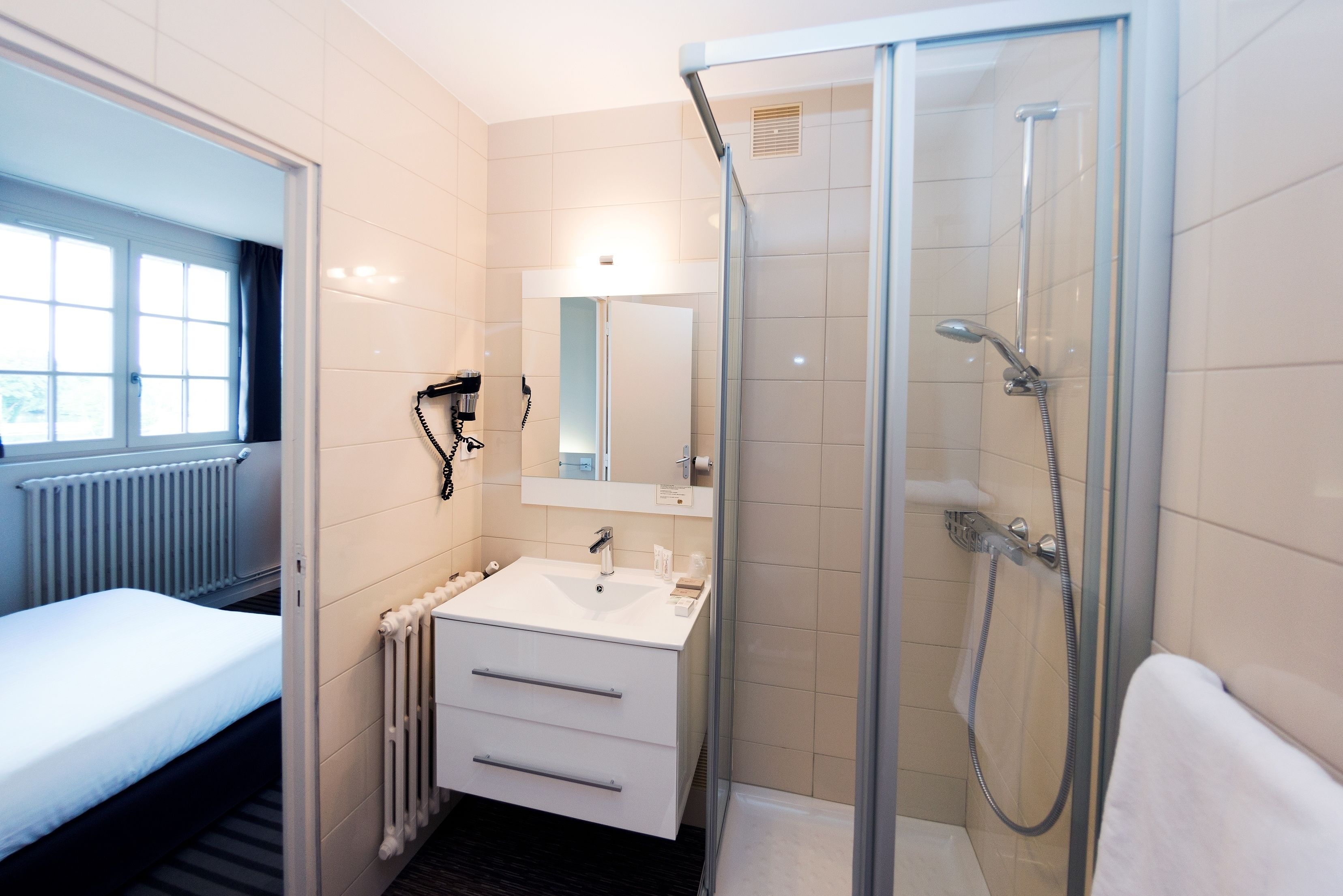 standard double room, canal view | bathroom | bathtub, free toiletries, hair dryer, towels