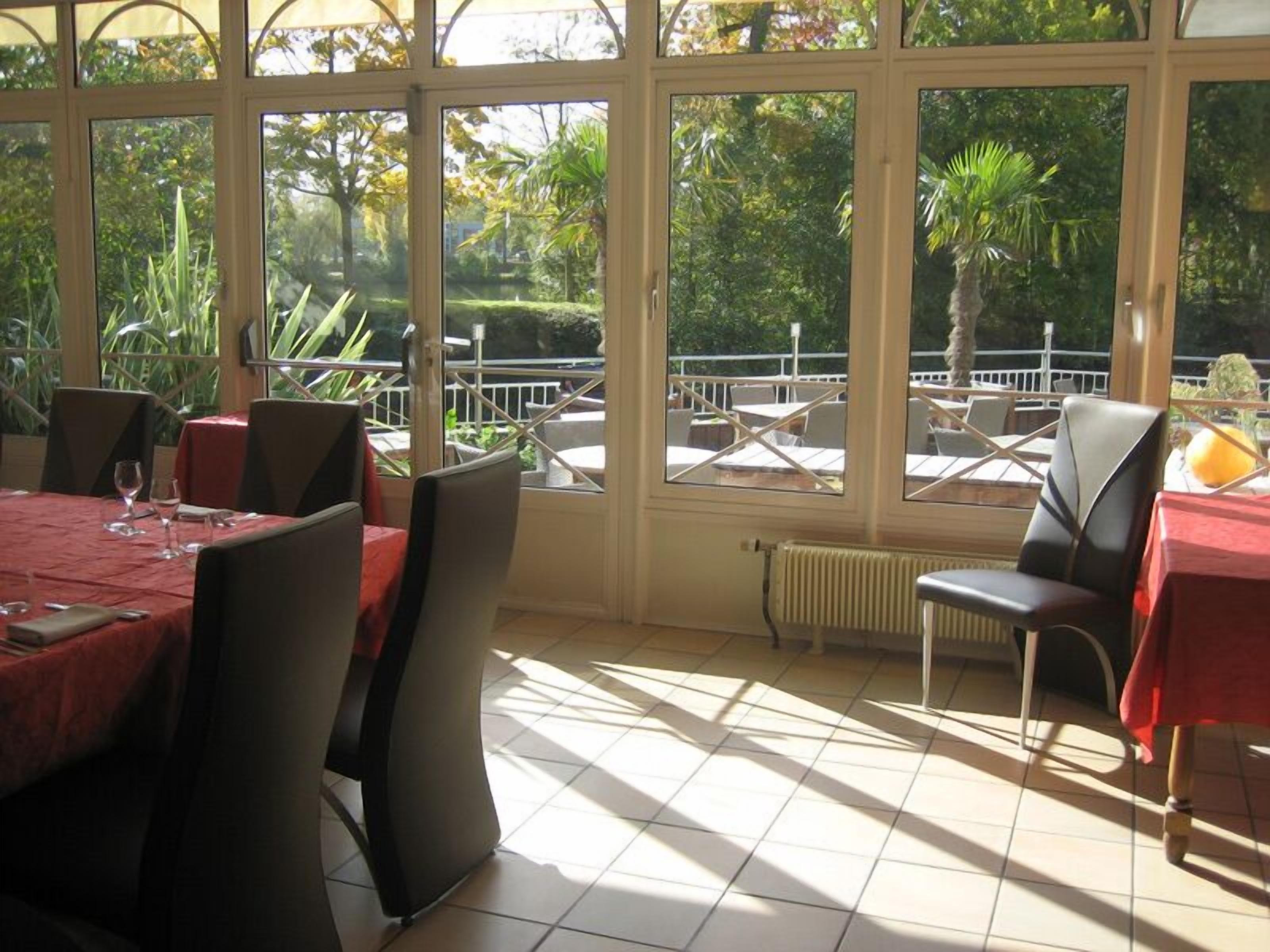 lunch, dinner served; seafood, al fresco dining